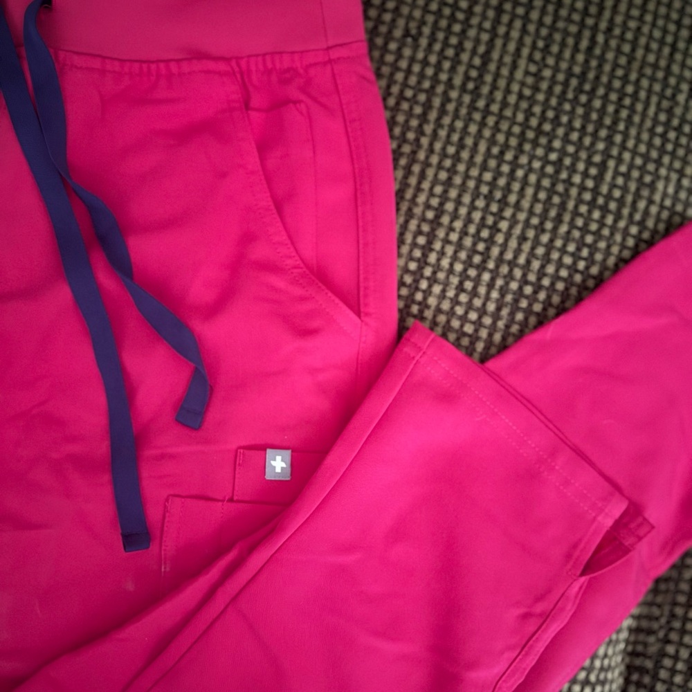 FIGS women’s hot pink purple scrub pants
